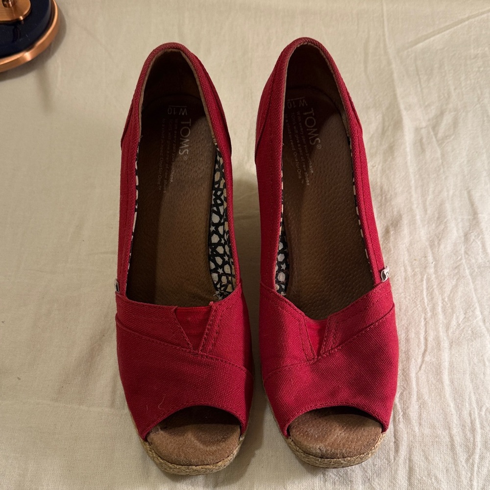 Used: red Calypso canvas women’s wedges size 10.